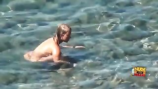 Парочки нудистов занимаются сексом на пляже